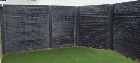 Betonnen schutting met rotsmotief
