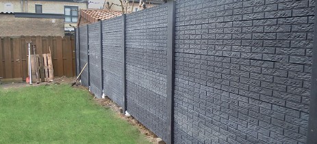 Betonnen schutting met steenmotief